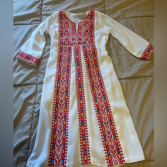 Beautiful traditional Jordanian embroidered white and Red Dress. Fits 4T - Picture 1 of 1